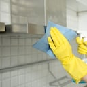 Descubra cómo la combinación de bicarbonato de sodio y vinagre puede transformar la limpieza de su estufa y extractor.