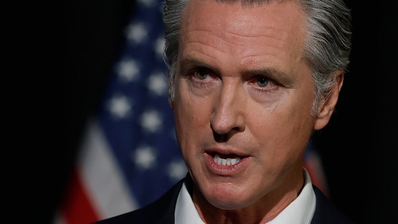 El gobernador Gavin Newson anuncia estado de emergencia