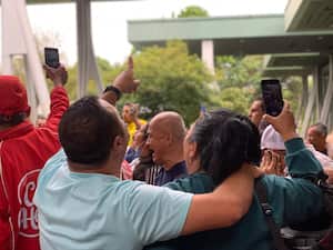 Llegan fanáticos a las exequias de Darío Gómez.