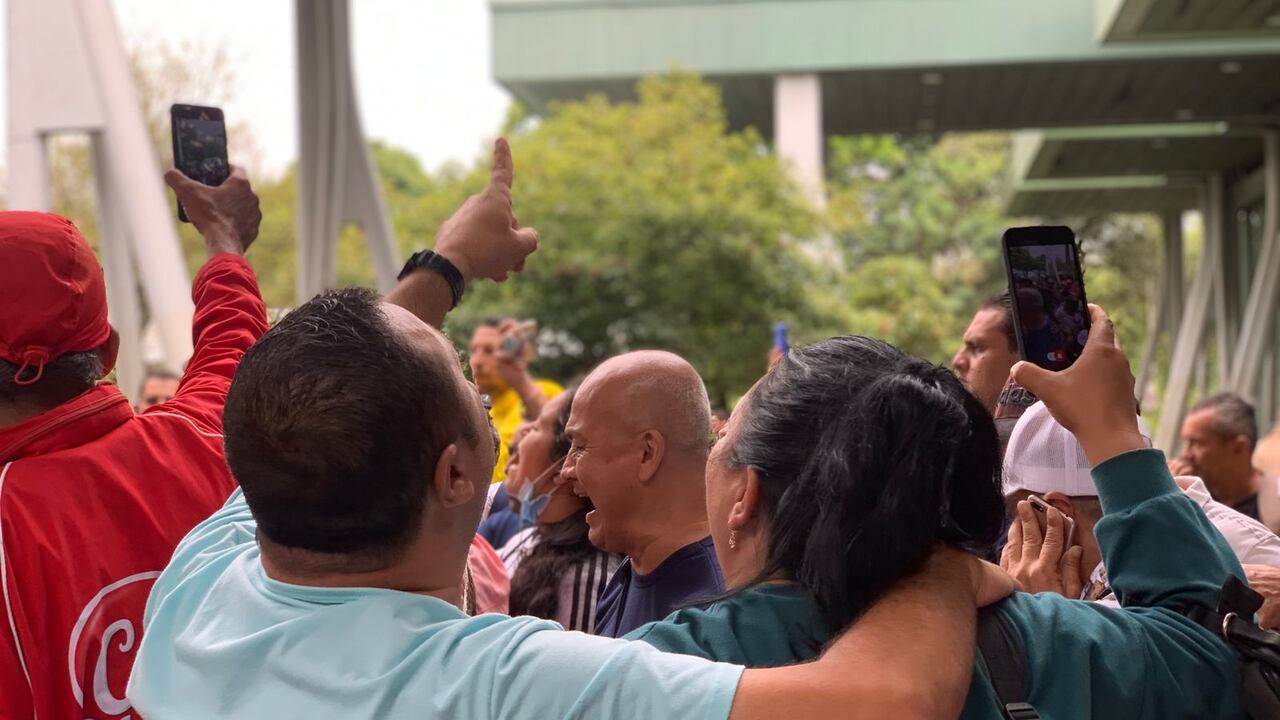 Llegan fanáticos a las exequias de Darío Gómez.