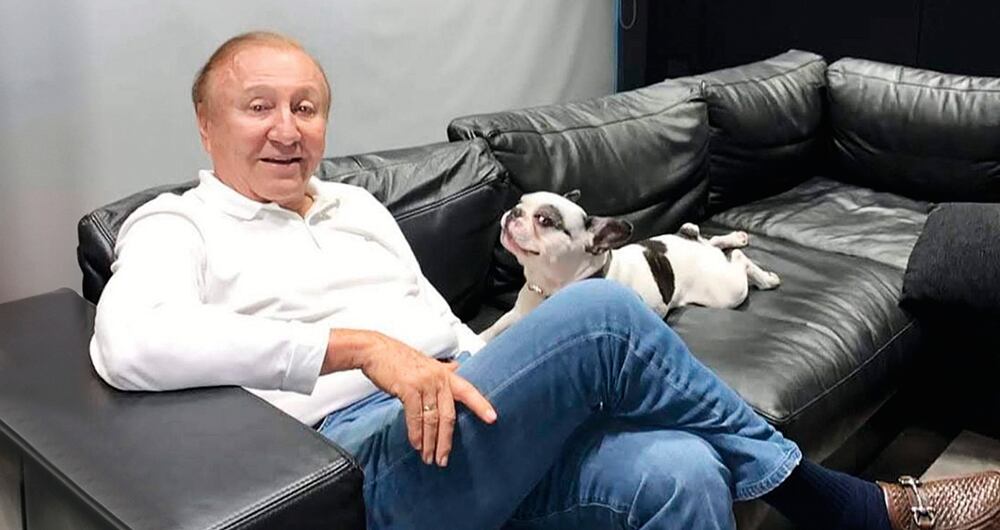Narco José, el perro de Rodolfo Hernández, murió horas después que su amo. Hoy descansa eternamente a su lado en Bucaramanga. 