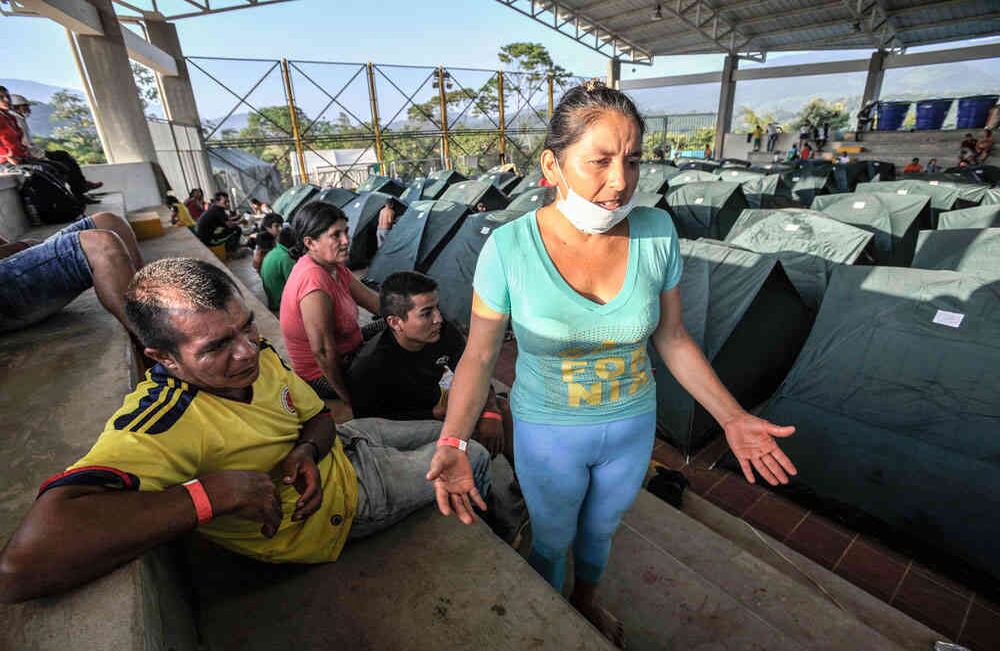 María Enriqueta Cadena narra cómo salvó su vida junto a su esposo, Manuel Roviro Palles Torres (sentado izquierda) y su hijo Albeiro Palles (centro), el viernes 7 de abril de 2017, en el albergue del ITP —Instituto Tecnológico del Putumayo—, en Mocoa. Manuel y su familia son desplazados por el conflicto armado y ahora lo perdieron todo nuevamente, luego que la noche del 31 de marzo una avalancha provocada por el desbordamiento de los ríos Mocoa, Mulato y Sangoyaco arrasó con todo lo que encontró a su paso. Foto: Carlos Julio Martínez / Enviado Especial de Semana