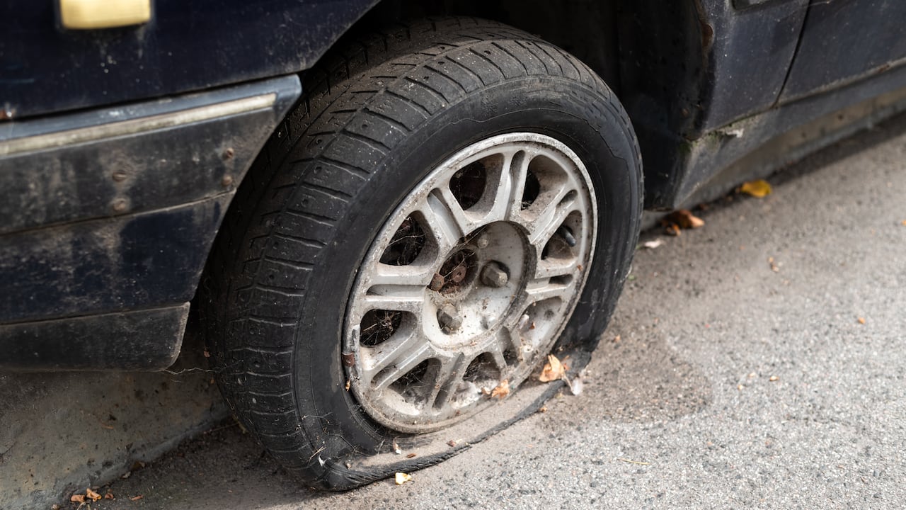 Una llanta pinchada puede causar graves accidentes.