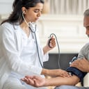 La presión arterial alta coloca en riesgo la vida de una persona.