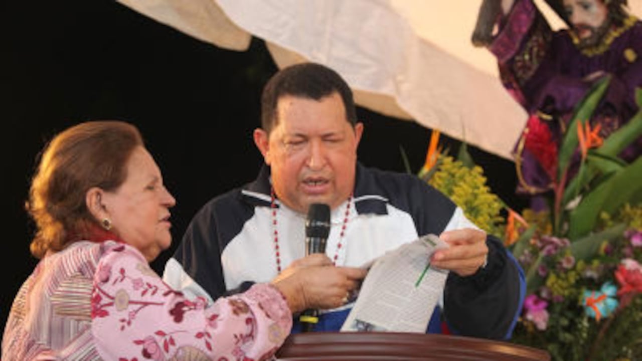 El presidente venezolano Hugo Chávez (d) durante una misa en la ciudad de Barinas (Venezuela), en la que pidió a Cristo que le dé más vida aunque por ello deba llevar su corona de espinas, su cruz o "cien cruces" y le rogó "no me lleves todavía".