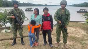 Familia rescatada del naufragio en el Caquetá.