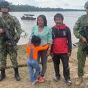 Familia rescatada del naufragio en el Caquetá.