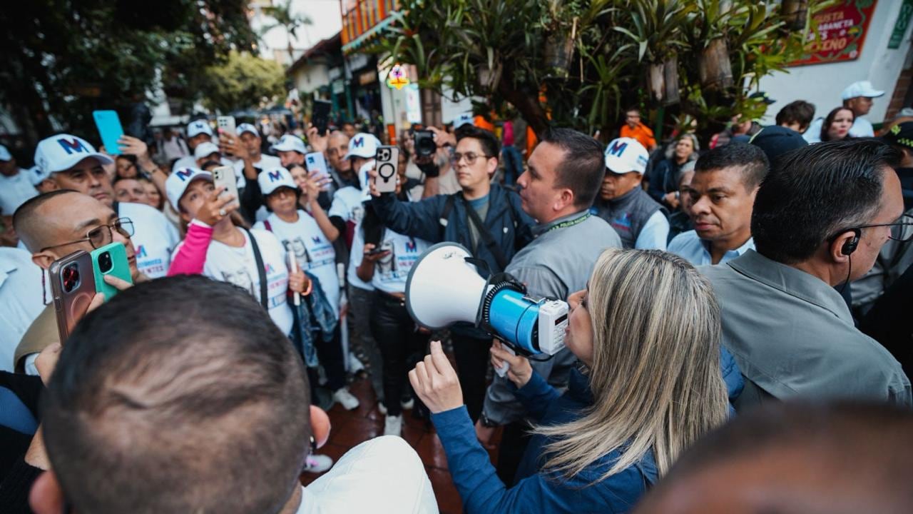 Vicky Dávila en evento político en Sabaneta, Antioquia.