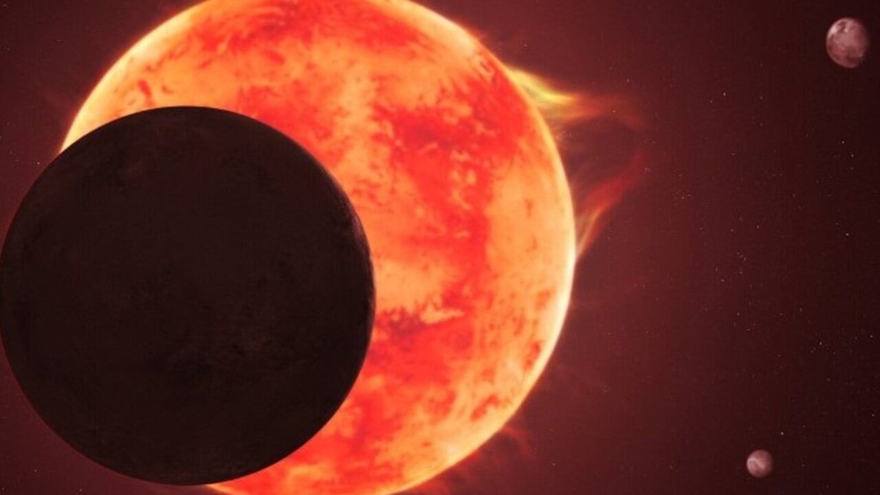 Esta concepción artística muestra al planeta TRAPPIST-1 d pasando frente a su turbulenta estrella, con otros miembros del compacto sistema mostrados en el fondo.