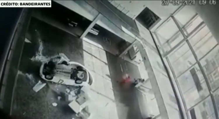Video: El aterrador instante en el que un carro de un concesionario cae sobre dos recepcionistas