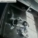 Video: El aterrador instante en el que un carro de un concesionario cae sobre dos recepcionistas