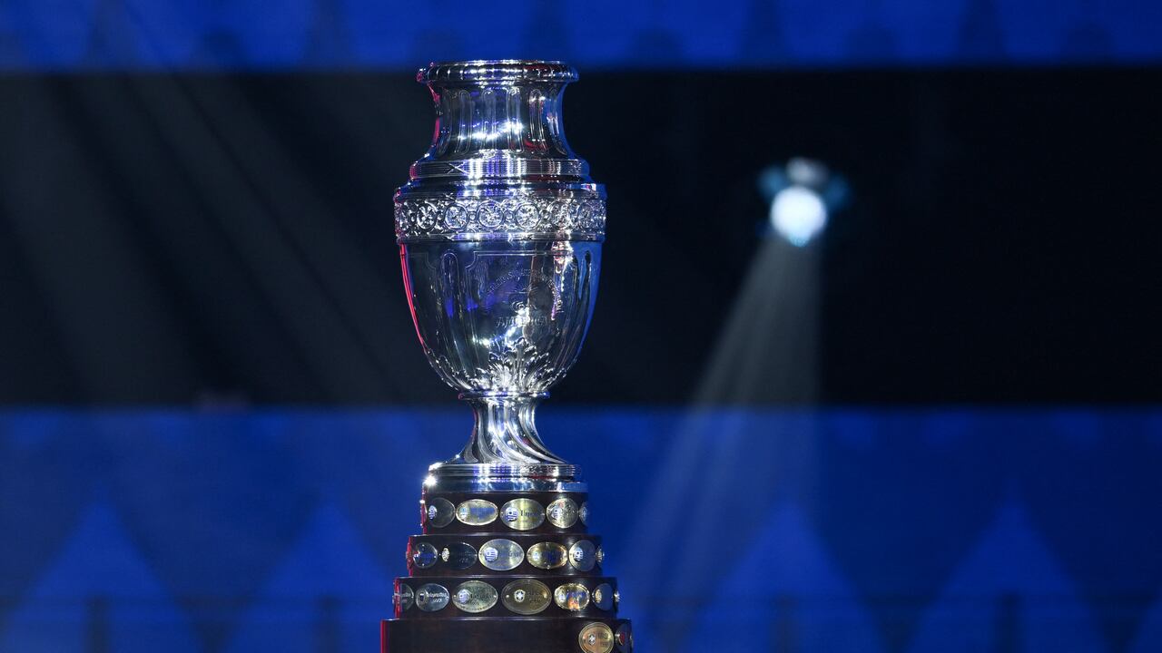 El trofeo de la Copa América aparece en el escenario durante el sorteo final de la competición de fútbol Conmebol Copa América 2024 en el James L. Knight Center en Miami, Florida, el 7 de diciembre de 2023. (Foto de ANGELA WEISS / AFP)
