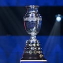 El trofeo de la Copa América aparece en el escenario durante el sorteo final de la competición de fútbol Conmebol Copa América 2024 en el James L. Knight Center en Miami, Florida, el 7 de diciembre de 2023. (Foto de ANGELA WEISS / AFP)