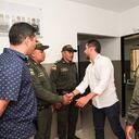 El senador Álex Flórez ofreciendo excusas a los policías que insultó