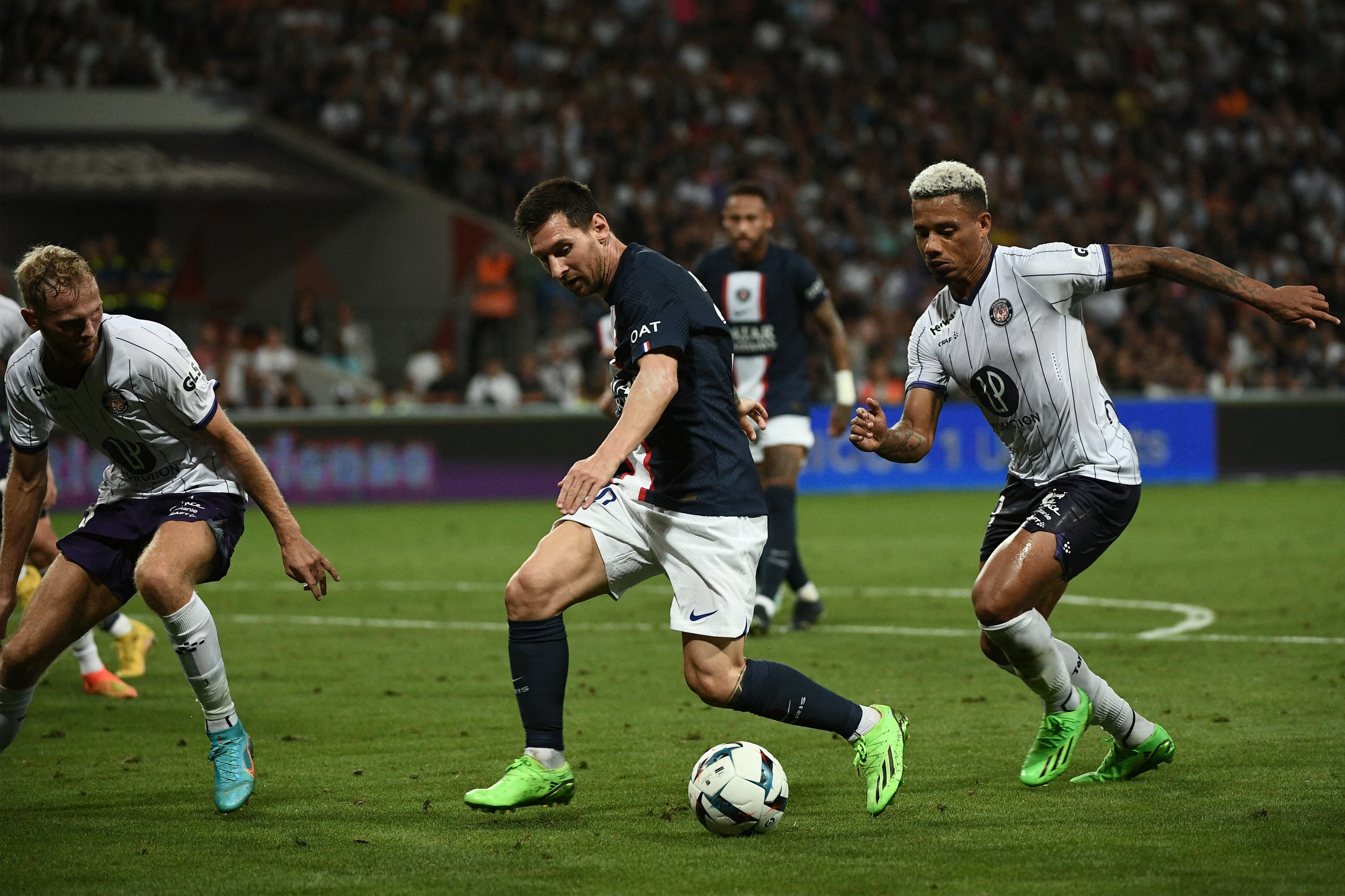Rafael Ratão disputa un balón con Lionel Messi en la Ligue 1.