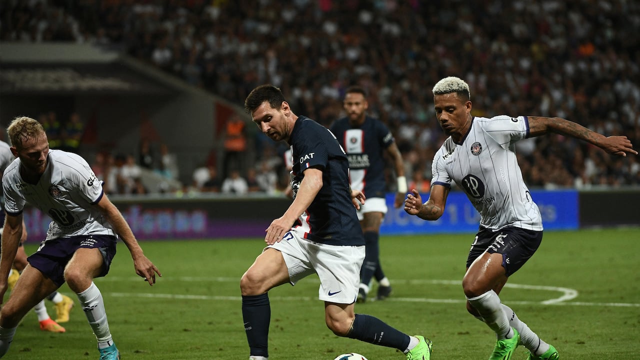 Rafael Ratão disputa un balón con Lionel Messi en la Ligue 1.