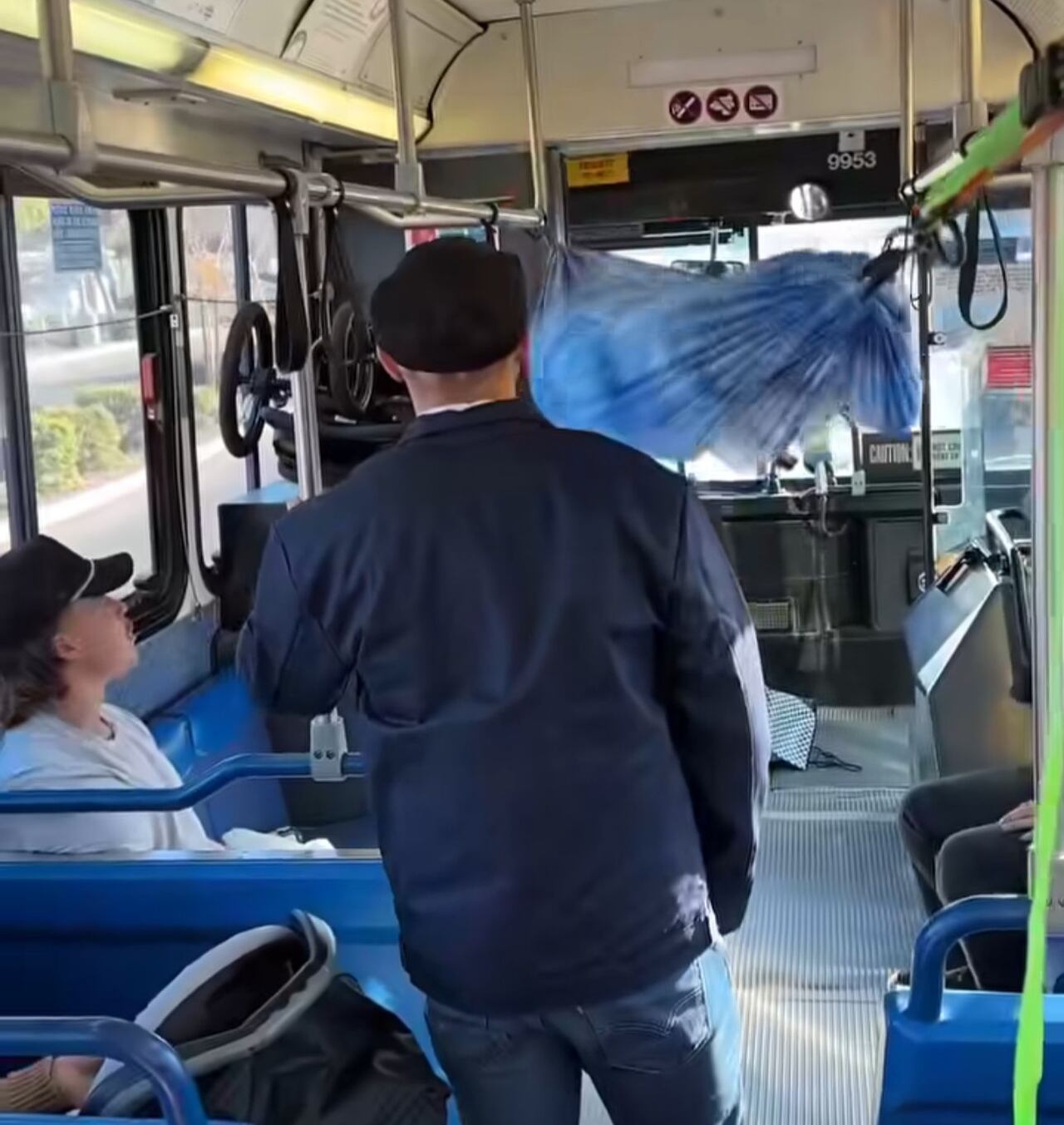 El hombre dio vueltas sobre la hamaca para llamar la atención de los pasajeros