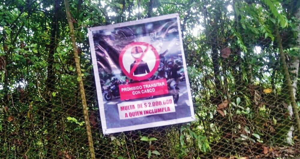    Los criminales de las Farc les impiden a los motociclistas transitar con casco, y quien no cumpla debe pagar multa.