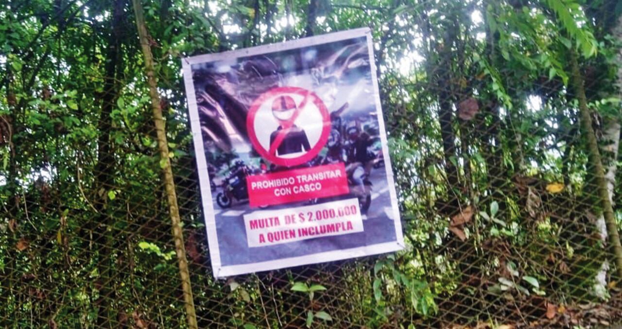 Los criminales de las Farc les impiden a los motociclistas transitar con casco, y quien no cumpla debe pagar multa.