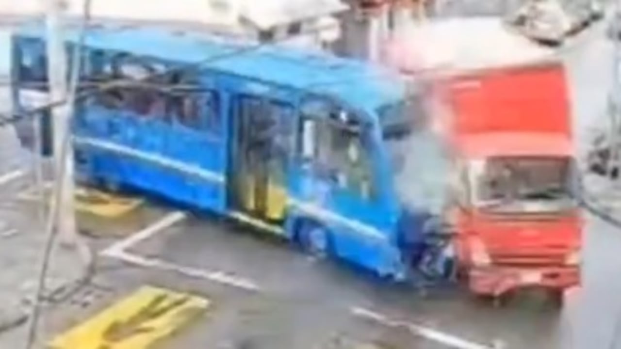Video | Nuevo accidente de tránsito entre un bus del Sitp y un camión de gaseosas dejó siete personas heridas en Bogotá