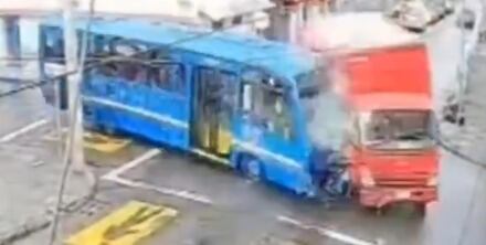 De acuerdo con una cámara de seguridad del sector que grabó el momento exacto de este aparatoso accidente, se logra ver la magnitud del incidente.