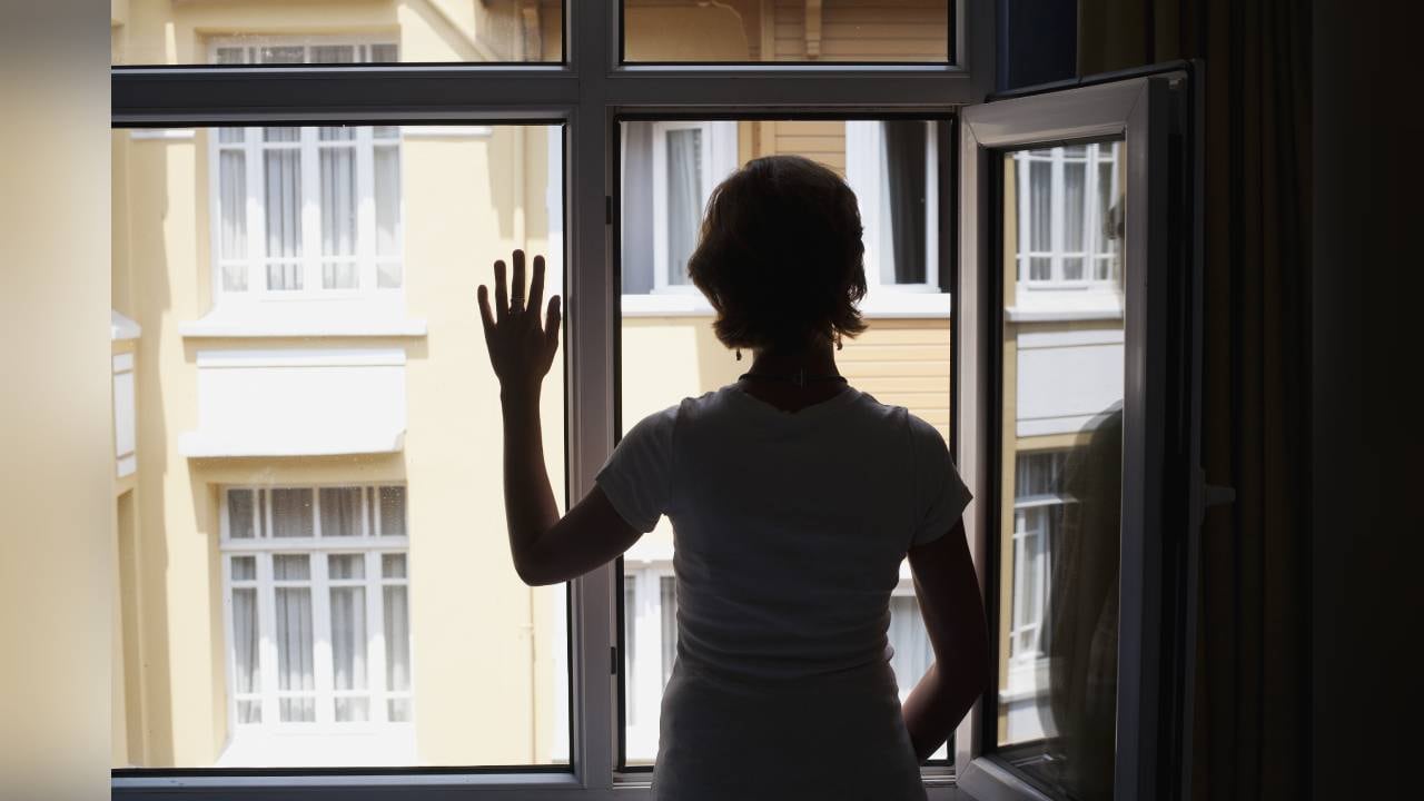 La principal consecuencia de la depresión es la tristeza, sensación de vacío o ganas de llorar.