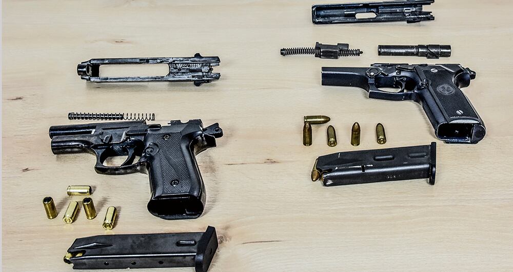 Los criminales están modificando las piezas de las armas traumáticas para convertirlas en verdaderas armas de fuego y así cometer toda clase de delitos. 