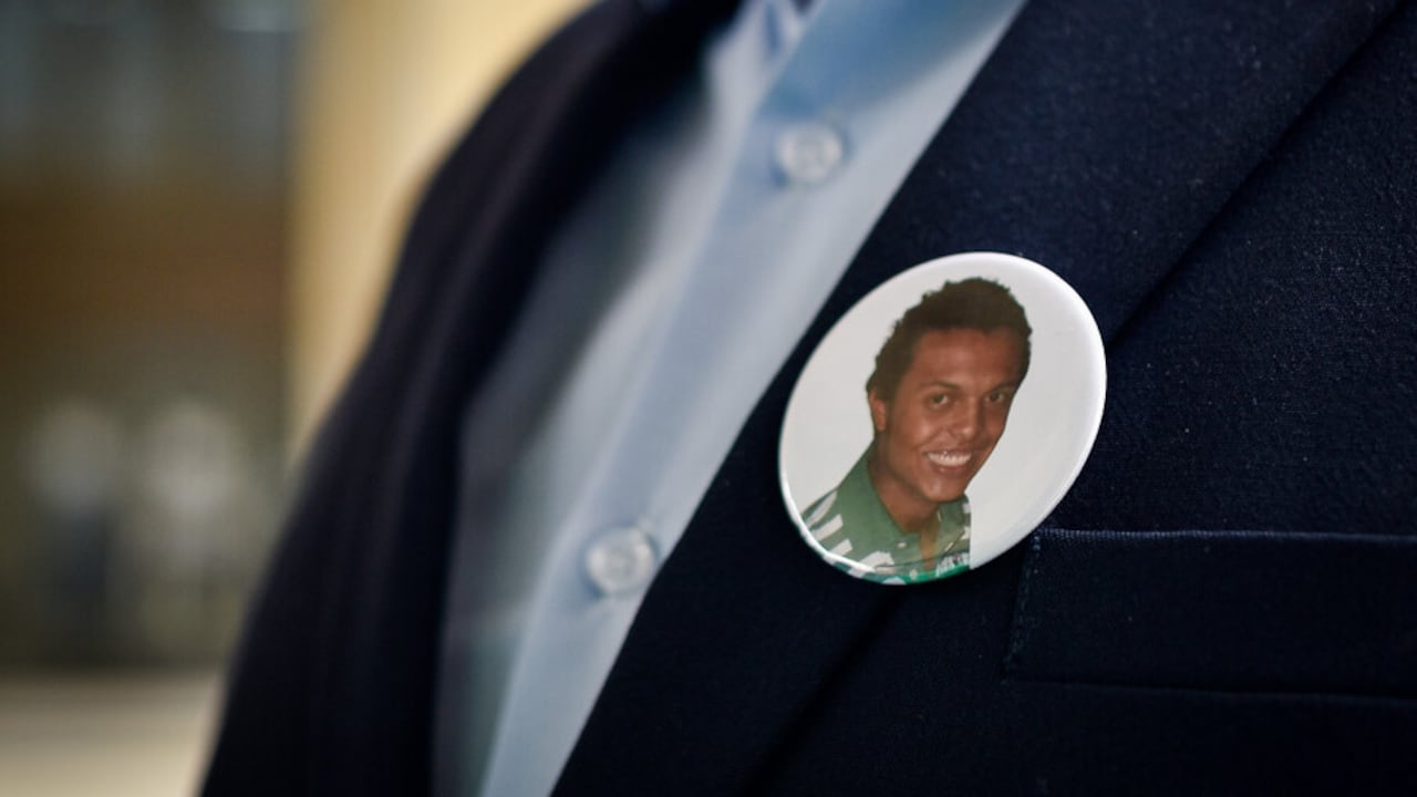 Pin con el rostro de Luis Andrés Colmenares Escobar.