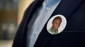 Pin con el rostro de Luis Andrés Colmenares Escobar.