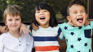 Cuando la gente se expone a un grupo más diverso de personas, sus cerebros son obligados a procesar información compleja e inesperada.