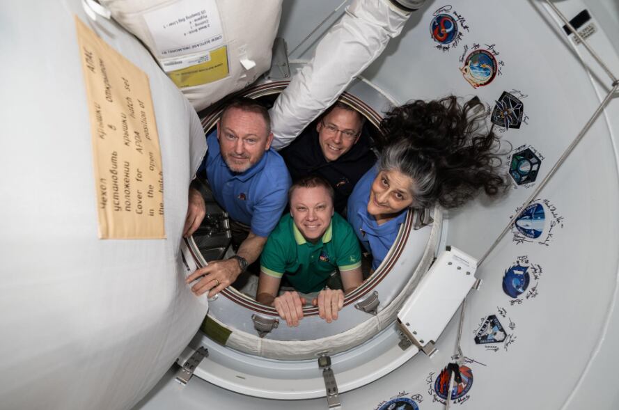 El equipo de relevo, integrado por McClain, Ayers, Onishi y Peskov, arribó a la EEI, donde fueron recibidos por Wilmore y Williams tras su extensa misión.