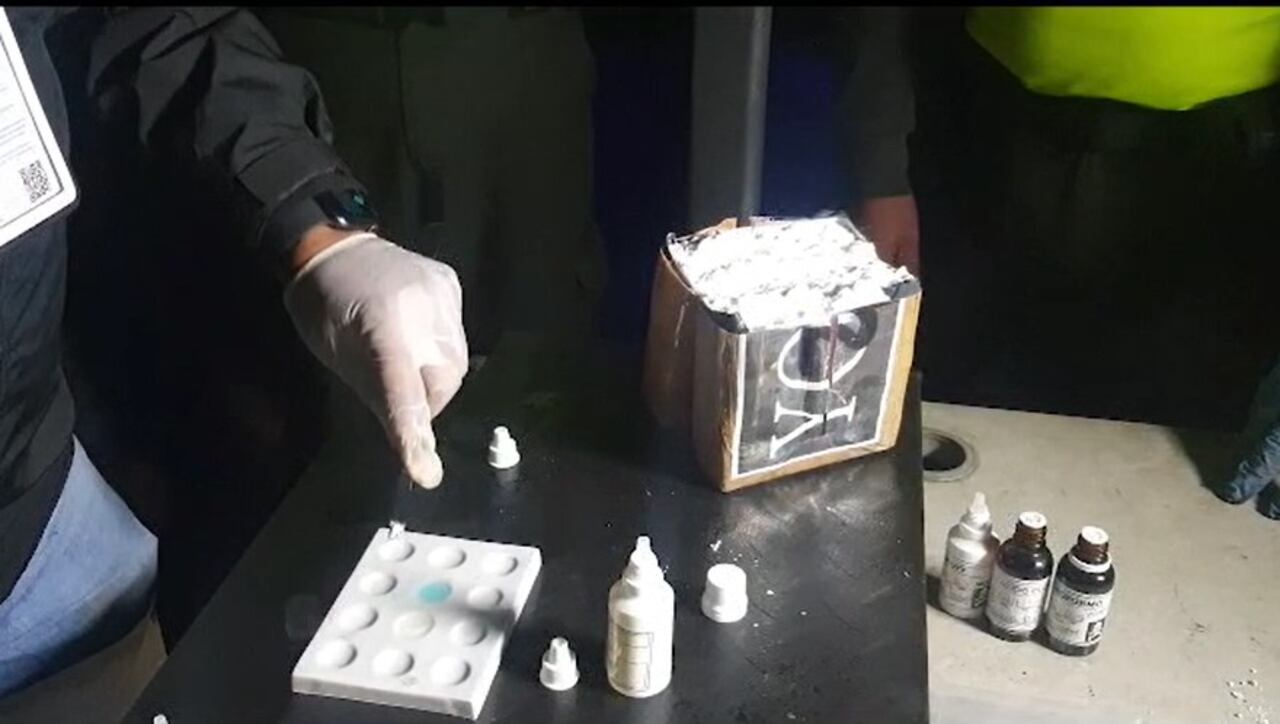En el procedimiento fueron hallados más de una tonelada de clorhidrato de cocaína mediante la modalidad de ocultamiento, en 892 paquetes envueltos en plástico vinipel, los cuales contenían la sustancia.