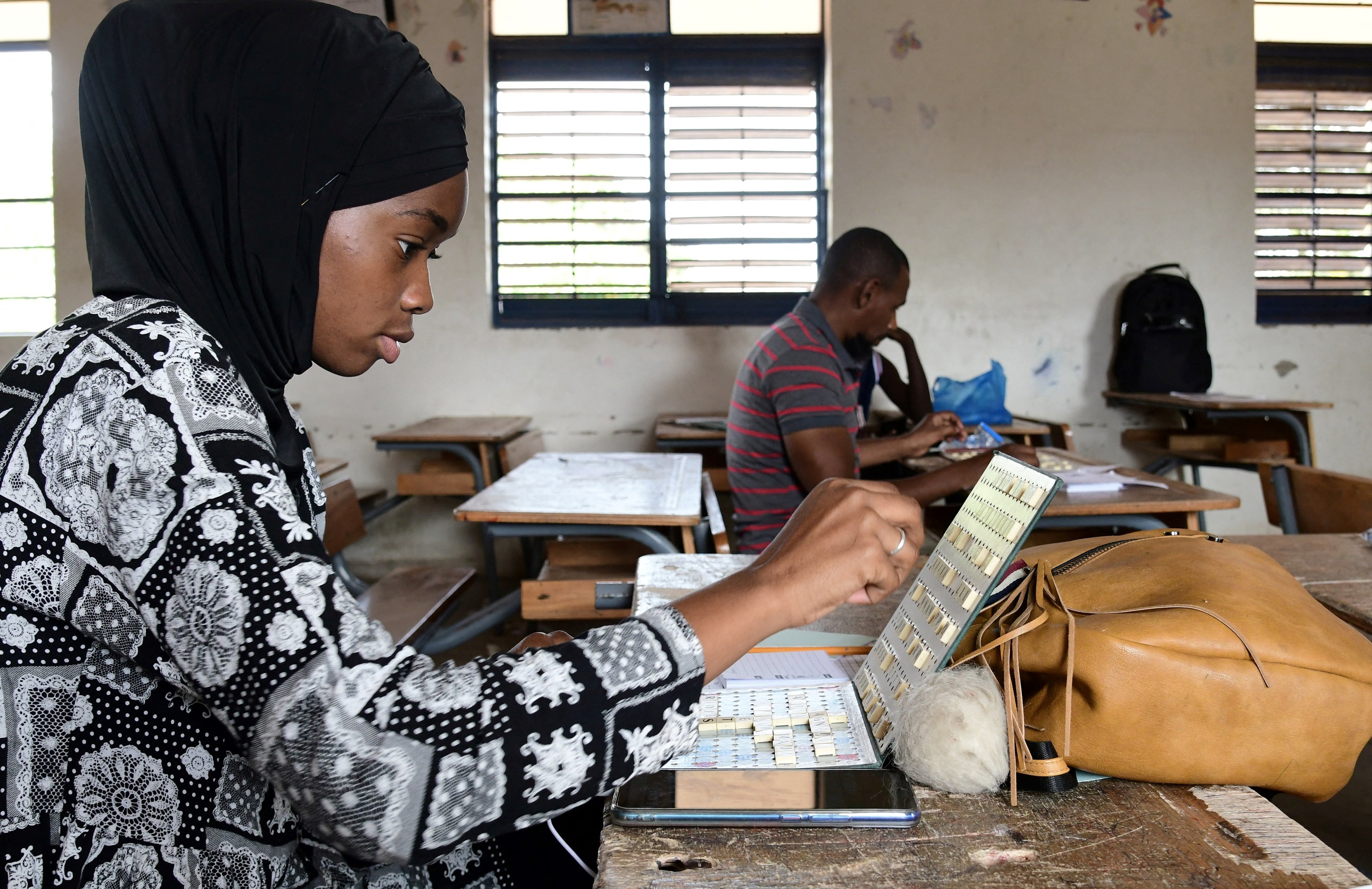 La jugadora Issakha Marie Diallo participa en un mini torneo de Scrabble. Luego de ser obligados a la virtualidad, muchos jugadores compiten ahora en pequeños torneos. Foto de Seyllou / AFP