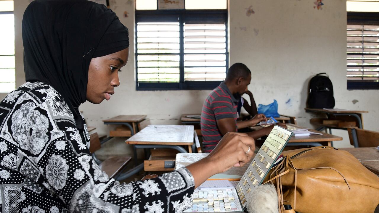 La jugadora Issakha Marie Diallo participa en un mini torneo de Scrabble. Luego de ser obligados a la virtualidad, muchos jugadores compiten ahora en pequeños torneos. Foto de Seyllou / AFP