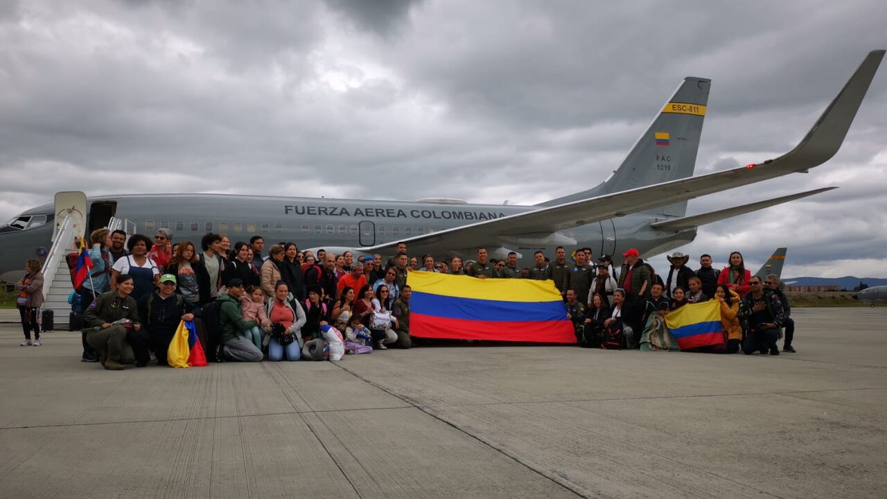 Un grupo de 110 colombianos arribó este sábado a Bogotá en un vuelo humanitario.