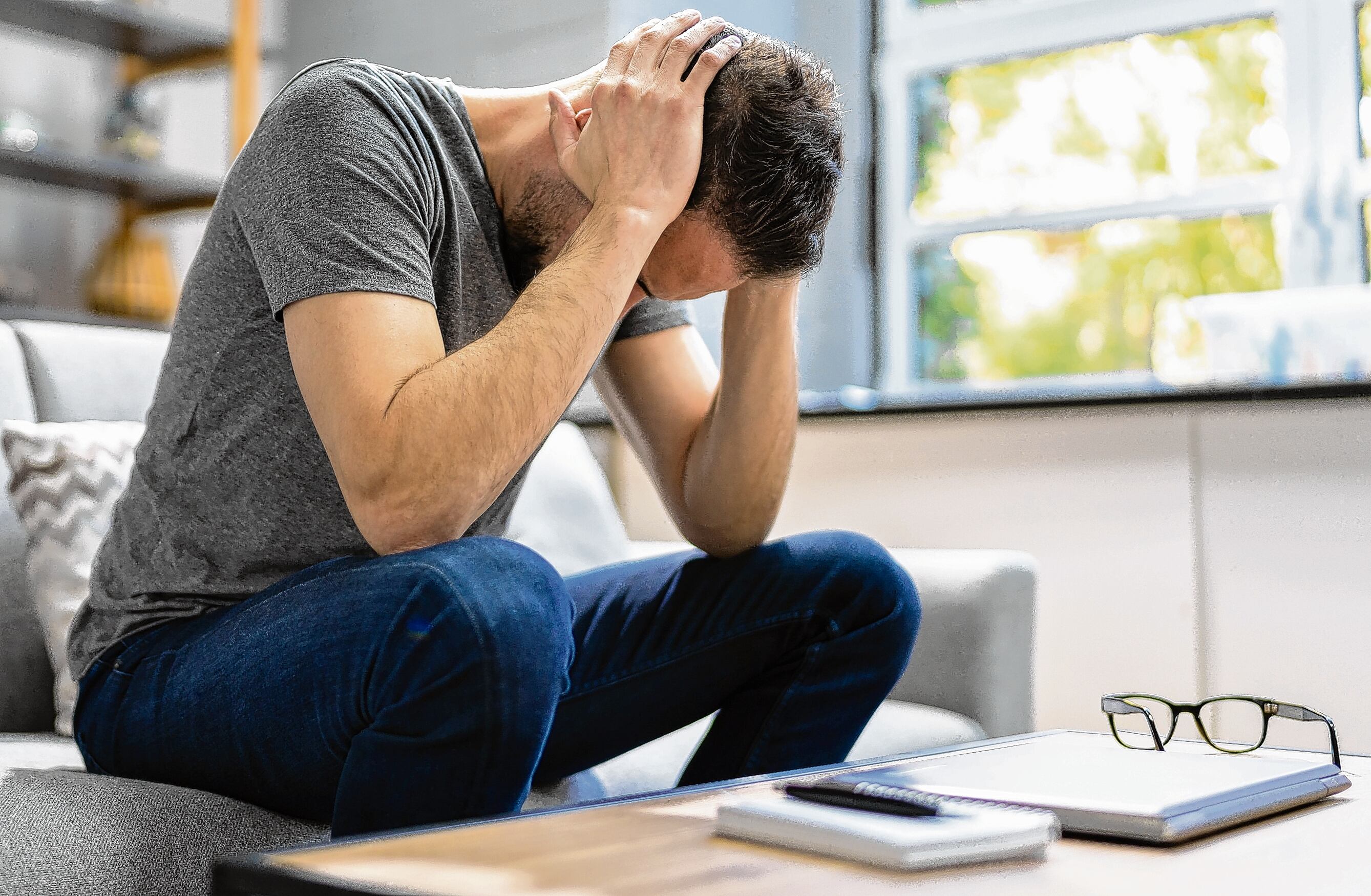 Los oficios o empleos que generan más estrés tanto en Colombia como en el mundo por lo general son aquellos cargos con alta responsabilidad en donde las jornadas laborales son largas y no se establecen límites de horarios para compartir en familia o disfrutar de un tiempo libre. Sucede con frecuencia en el gremio médico y medios de comunicación.