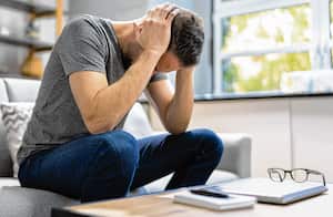 Los oficios o empleos que generan más estrés tanto en Colombia como en el mundo por lo general son aquellos cargos con alta responsabilidad en donde las jornadas laborales son largas y no se establecen límites de horarios para compartir en familia o disfrutar de un tiempo libre. Sucede con frecuencia en el gremio médico y medios de comunicación.