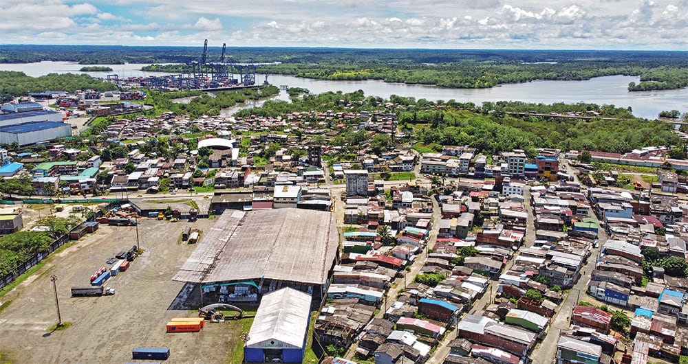 La novela tiene lugar en Bogotá, pero especialmente en Buenaventura, un lugar de niñeces cortas, de rezos y brujas, de paramilitares y fenómenos paranormales.