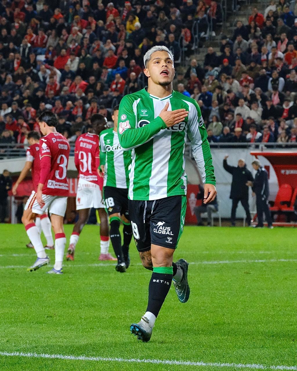 Juan Camilo 'Cucho' Hernández celebra su gol con el Betis ante Real Murcia.