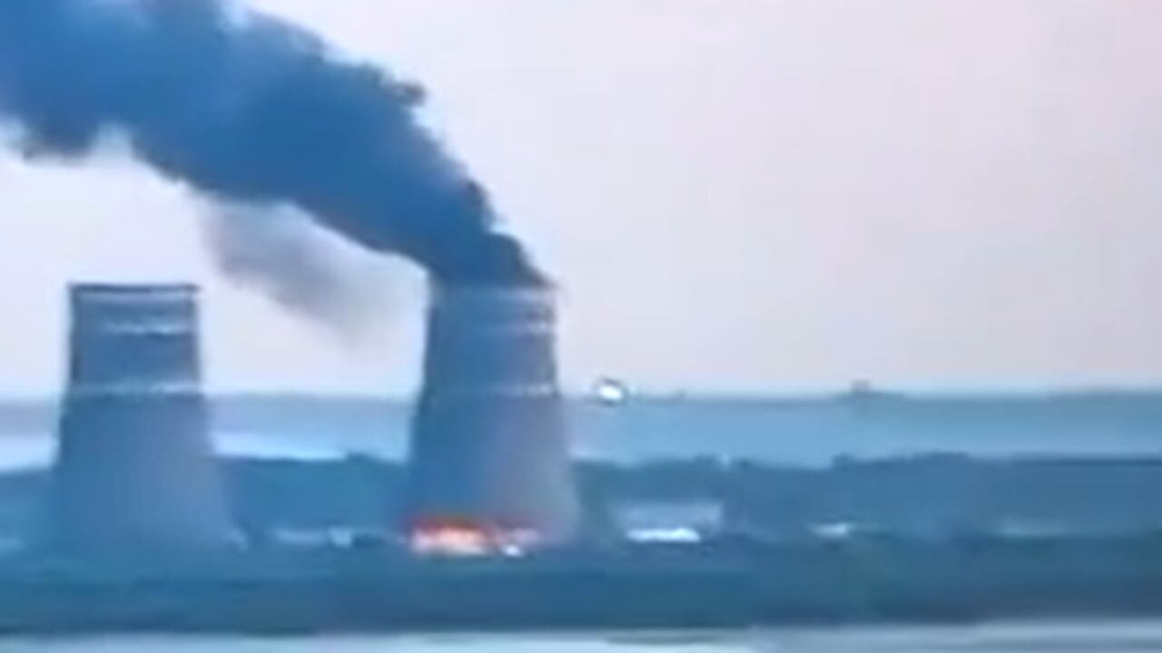 Incendio en torre de refrigeración de central nuclear ucraniana de Zaporiyia