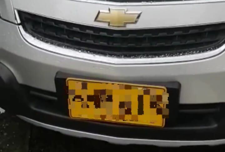 EL vehículo fue interceptado por un grupo de taxistas