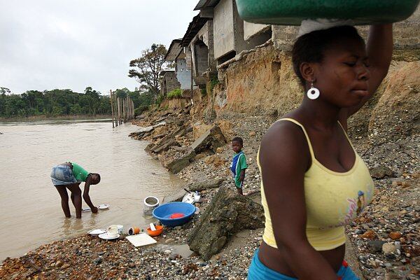 La explotación de oro de estas dragas sin ningún tipo de control cambió el cauce del río Quito y tiene al pueblo de Paimadó en riesgo de ser arrasado por las aguas.