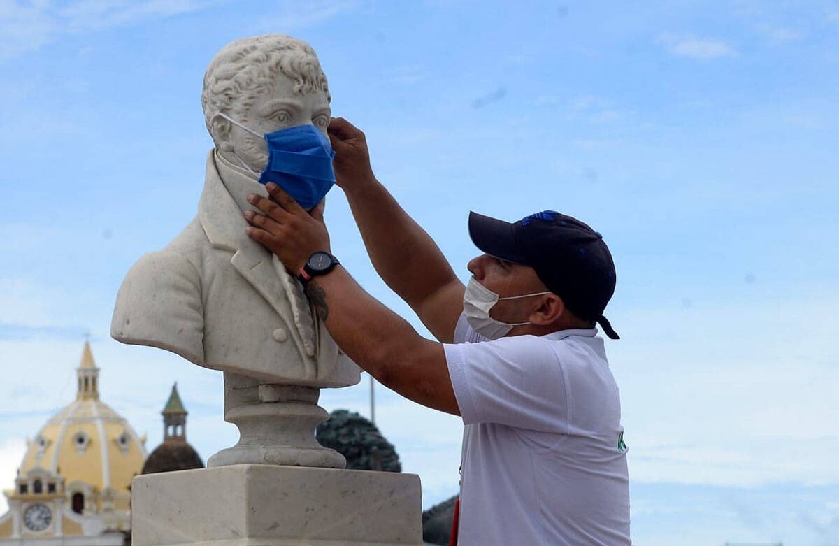 Sin embargo, todas las miradas se las llevan las estatuas con tapabocas que, en palabras del alcalde, permiten recordar a héroes que lucharon por la independencia de la ciudad y entregaron todo. Foto: Cortesía Alcaldía de Cartagena