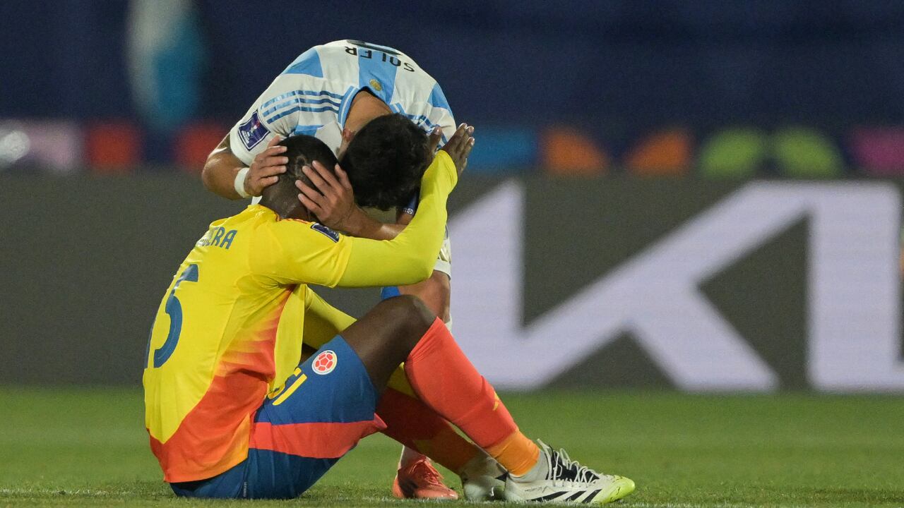 Argentina consuela a Colombia tras vencer en la semifinal del Mundial Sub-20.