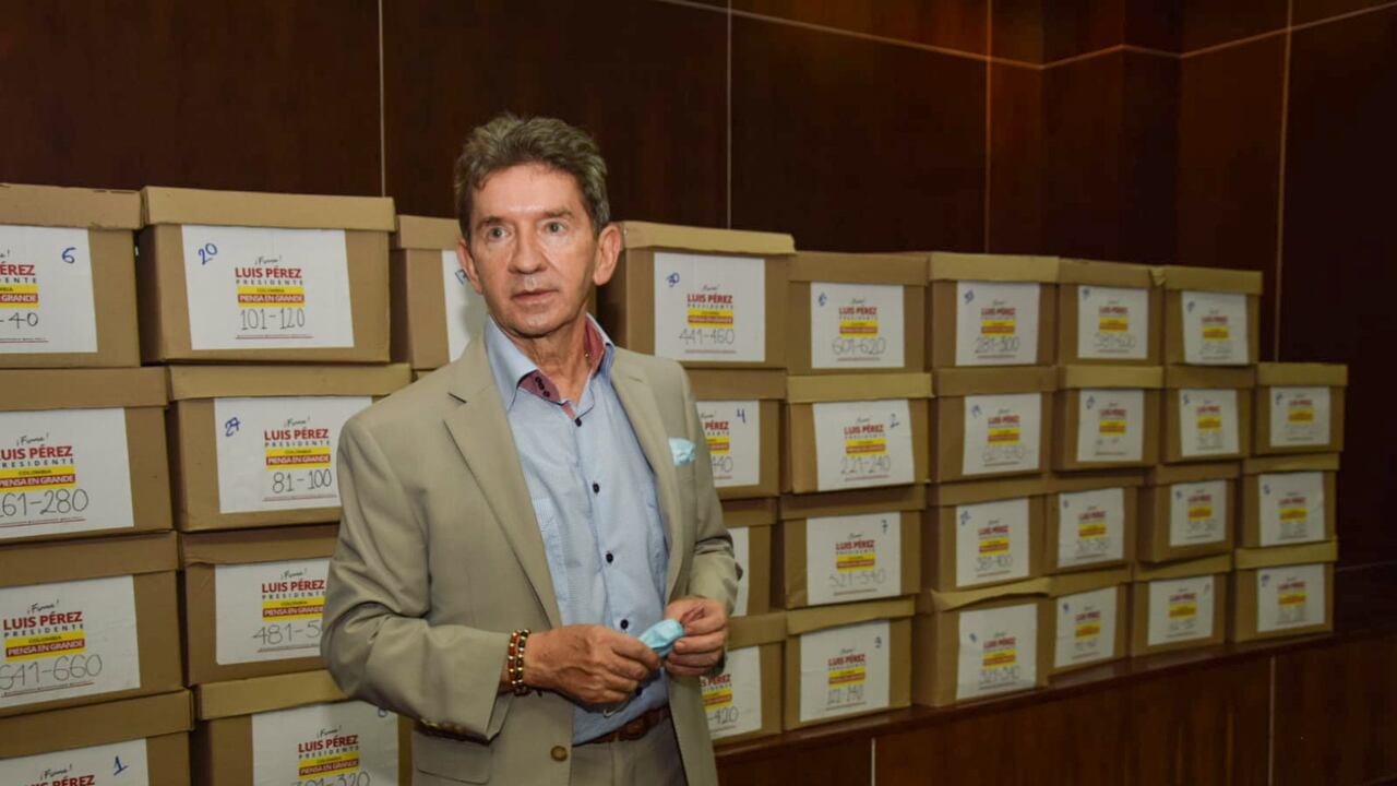 Inscripción candidatura de Luis Pérez, mediante recolección de firmas.
Foto Alexandra Ruiz