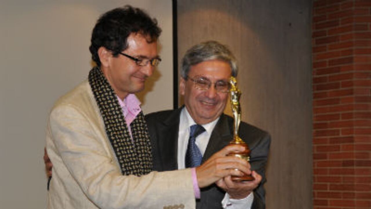 Mauricio Beltrán Quintero, asesor de contenidos de la serie y Leonidas López rector general de Uniminuto.