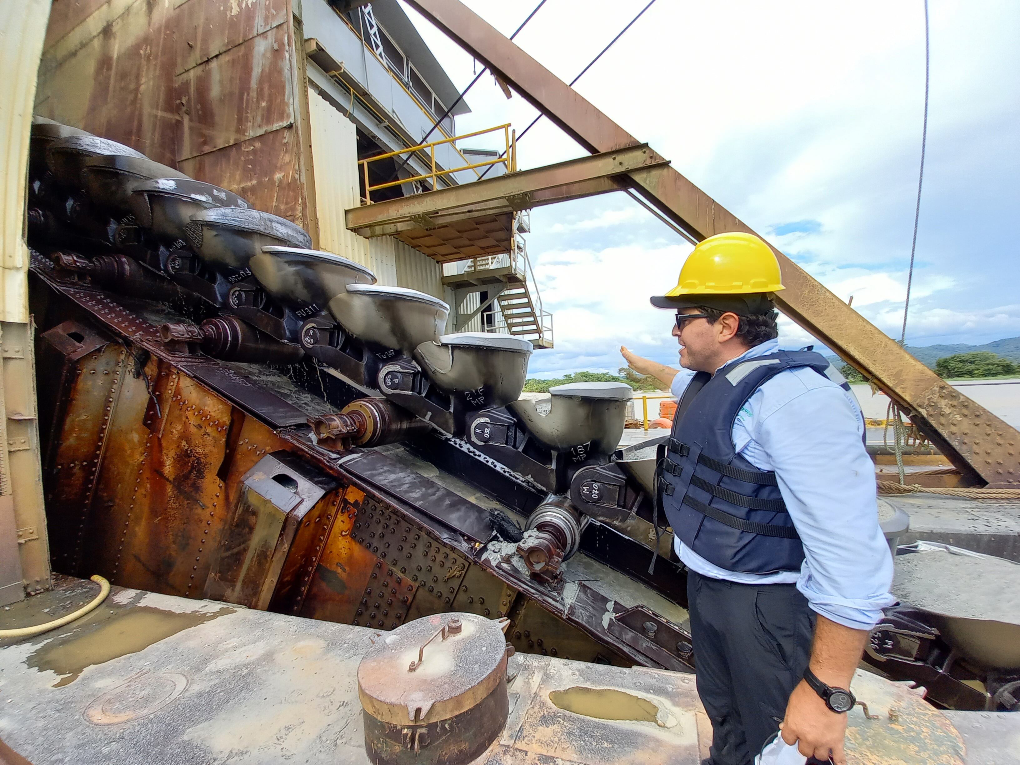 El ingeniero Julián Osorio muestra cómo funciona una draga de cucharas