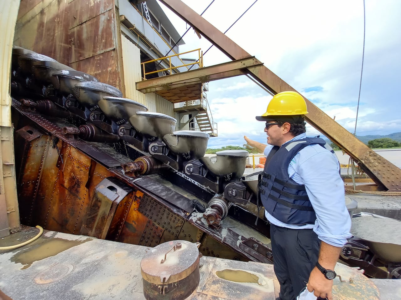 El ingeniero Julián Osorio muestra cómo funciona una draga de cucharas