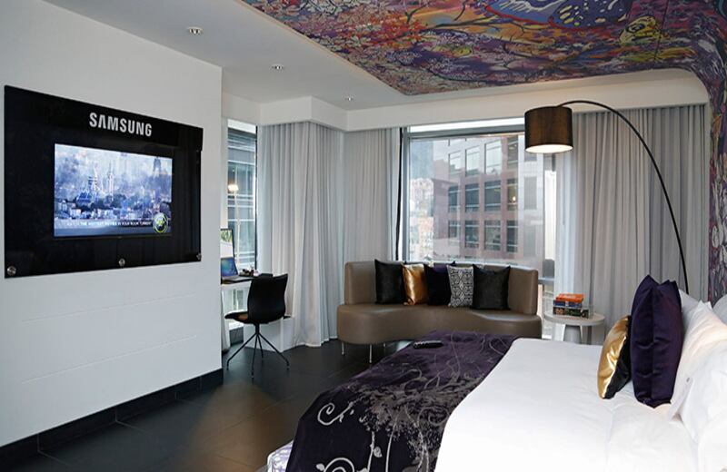 En las habitaciones del Hotel W Bogotá se está implementando esta solución tecnológica, que les permite a los clientes acceder a funciones especializadas como ordenar el room service desde el televisor.