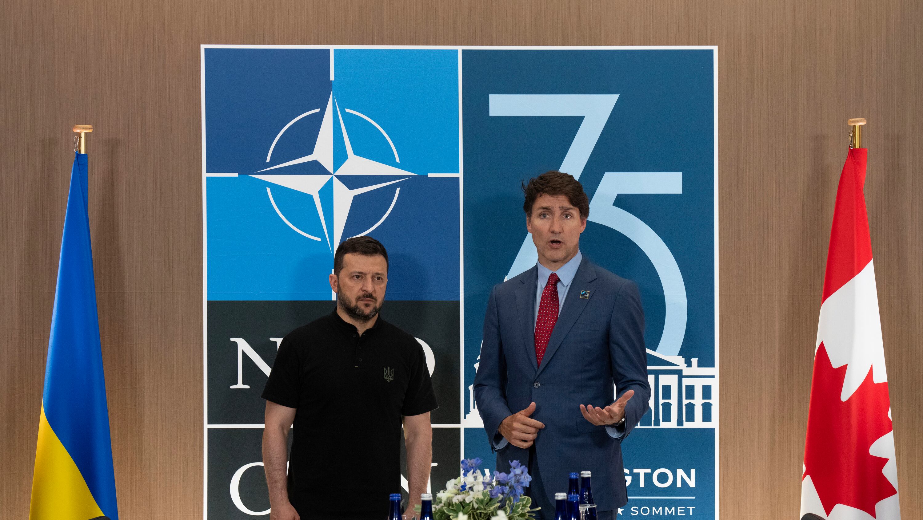 El primer ministro de Canadá, Justin Trudeau, se reúne con el presidente ucraniano, Volodymyr Zelensky, en la Cumbre de la OTAN el 9 de julio de 2024 en Washington, DC. Los líderes de la OTAN se reúnen en Washington esta semana para su cumbre anual para discutir estrategias y compromisos futuros y conmemorar el 75º aniversario de la fundación de la alianza. (Foto de Adrian Wyld-Pool/Getty Images)